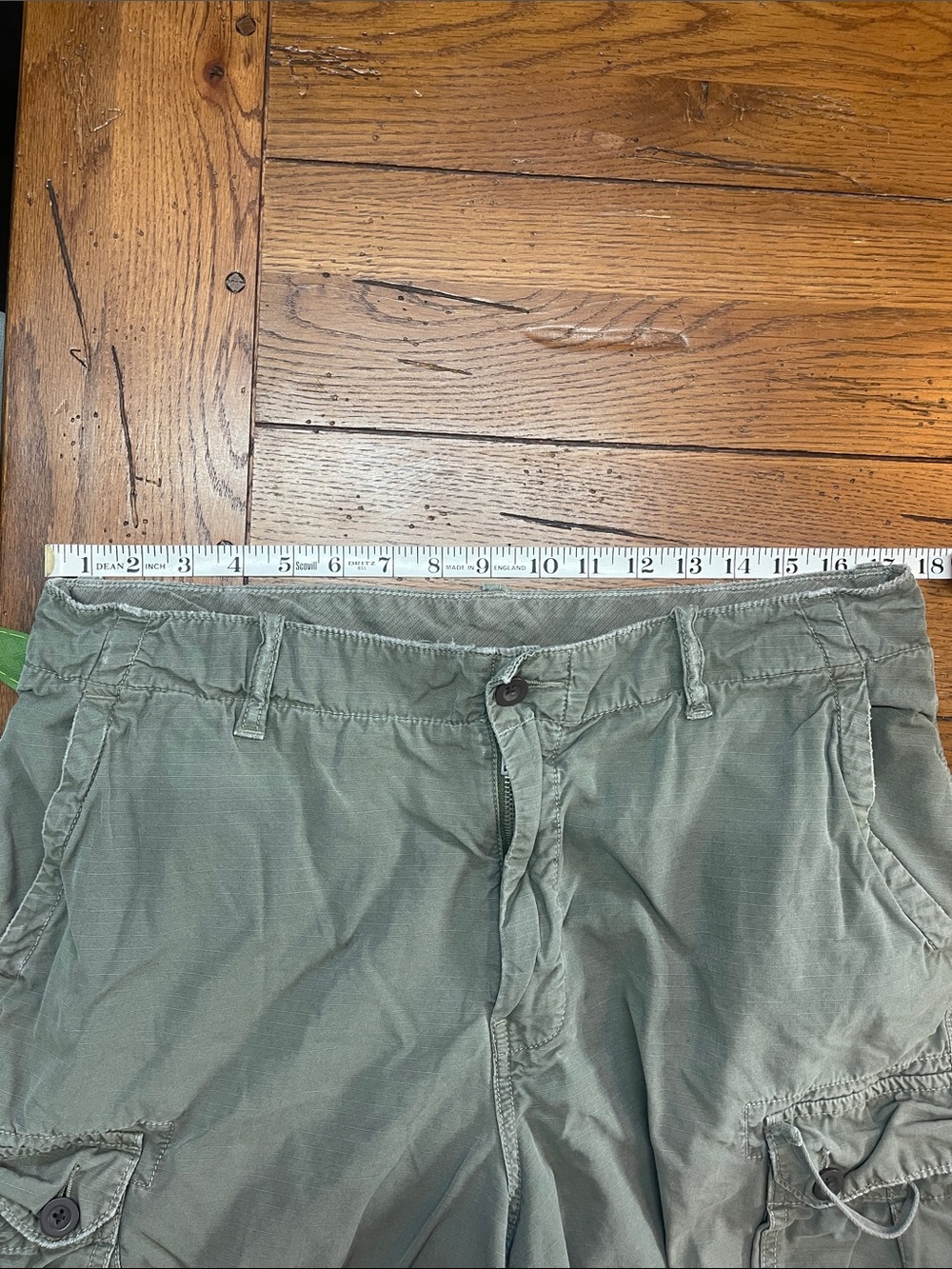 J. Crew Men's Cargo Shorts in Light Olive - Picture 2 of 3